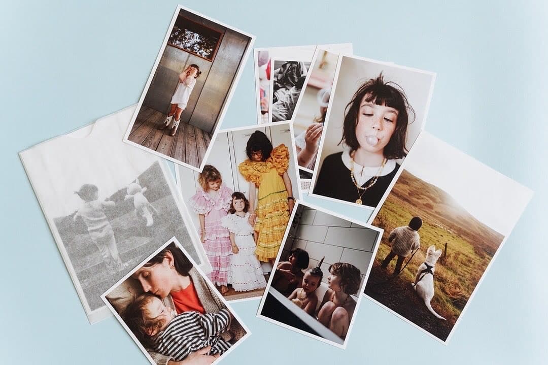 Dağınık polaroid fotoğraf kolajı